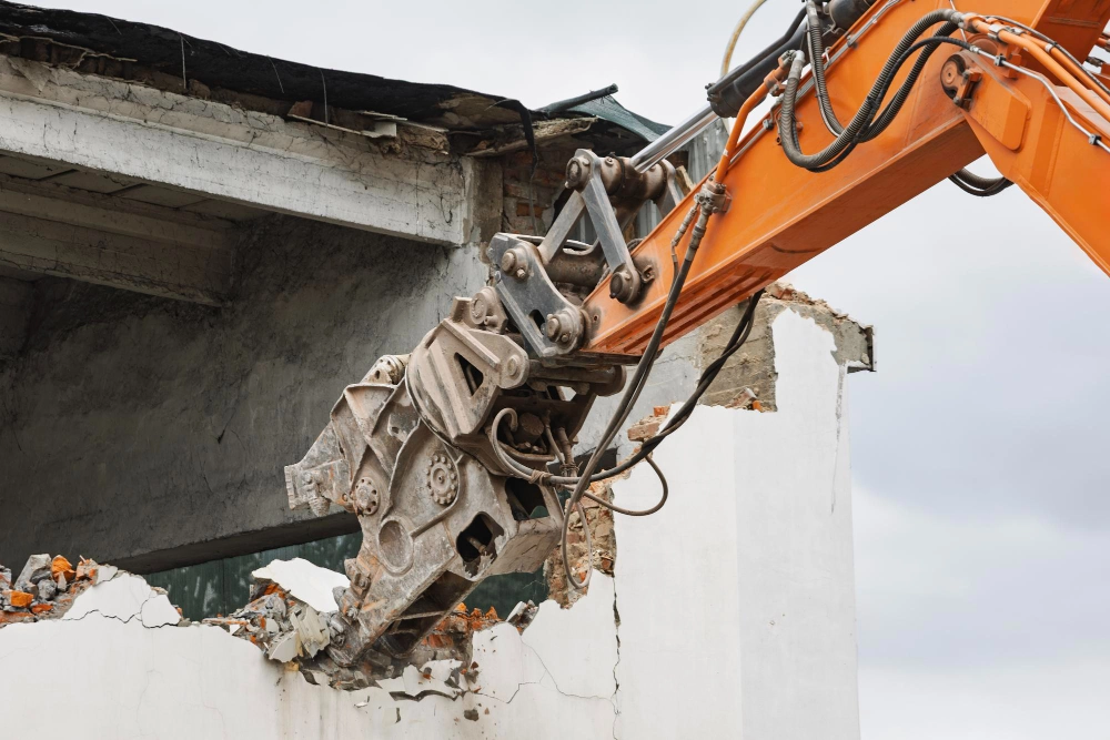 Demolição x Implosão: Entenda a Engenharia por Trás do Desmonte de Estruturas