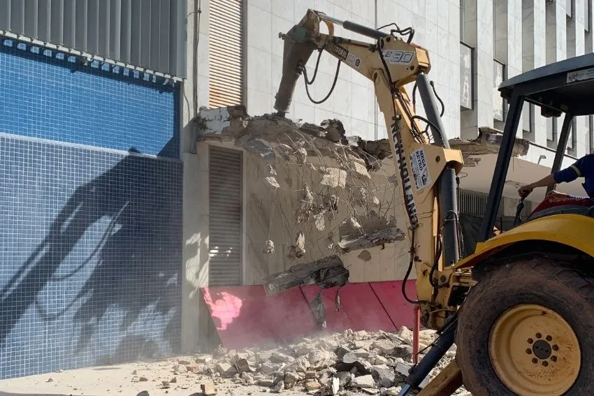 Análise de Viabilidade: Desmonte Mecânico vs. Implosão em Cenários Urbanos