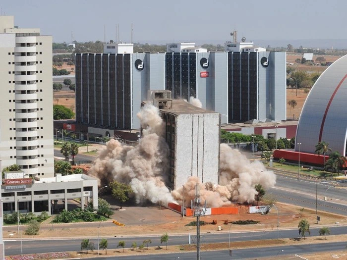 Implosão Controlada: Guia sobre Segurança e Prática