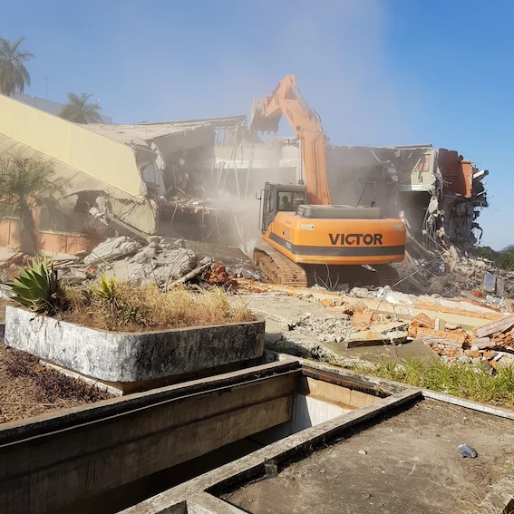 Desmonte Técnico vs. Demolição: Qual a melhor escolha?