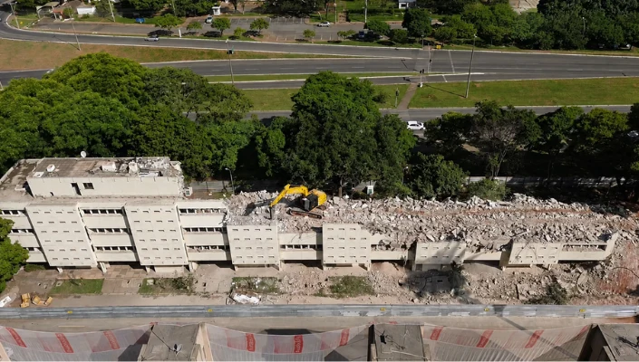 Demolição pesada em Brasília: o que define custo, prazo e método de um projeto